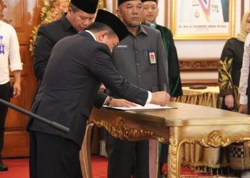 Al Haris saat Lantik 13 Pejabat Eselon II Pemprov Jambi, di Auditorium Rumah Dinas Gubernur Jambi, Rabu (21/03/2023). [Foto: Diskominfo/Agus Supriyanto]