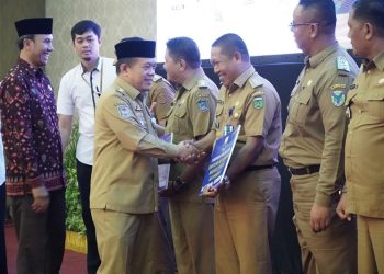 Al Haris pada Rakor Camat se-Provinsi Jambi Semester 1 di Ballroom RCC Jambi, Rabu (21/06/2023). [Foto: Diskominfo/Harun]