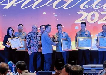 Kapolda Jambi, Irjen Pol Drs Rusdi Hartono terima Penghargaan Polda Terbaik Tipe B Pada Ajang Kompolnas Awards 2023 oleh Kapolri Jenderal Polisi Listyo Sigit Prabowo di Hotel The Sulthan, Rabu (21/06/23). [Foto: Humas Polda Jambi]