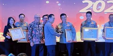 Kapolda Jambi, Irjen Pol Drs Rusdi Hartono terima Penghargaan Polda Terbaik Tipe B Pada Ajang Kompolnas Awards 2023 oleh Kapolri Jenderal Polisi Listyo Sigit Prabowo di Hotel The Sulthan, Rabu (21/06/23). [Foto: Humas Polda Jambi]