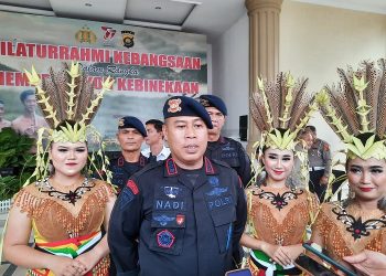 Dansat Brimob Polda Jambi, Kombes Pol Nadi Chaidir saat mendampingi Pertemuan Suku Dayak dan SAD di Mapolda Jambi, Kamis (22/06/2023). [Foto: Humas Polda Jambi]