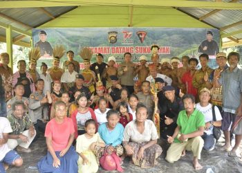 Foto bersama pada acara Silaturahmi Kebangsaan Suku Dayak dan SAD di Pamenang, Jumat (23/06/2023). [Foto: Humas Polda Jambi]
