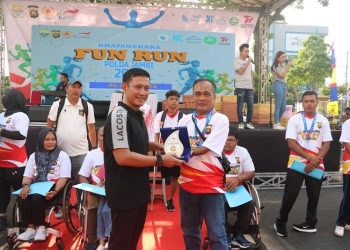 Kapolda Jambi saat lepas Peserta Bhayangkara Fun Run di Lapangan Mapolda Jambi, Sabtu (24/6/23). [Foto: Humas Polda Jambi]