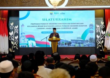 Wagub Sani pada giat Silaturrahim Pimpinan Pondok Modern Darussalam Gontor dan Keluarga Besar Ikatan Keluarga Pondok Modern Gontor Cabang Jambi Bersama Gubernur Jambi di Auditorium Rumah Dinas Gubernur Jambi, Jumat (23/06/2023). [Foto: Diskominfo/Sopbirin]