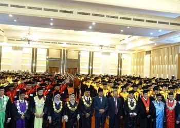 Foto bersama Wagub Sani saat Rapat terbuka senat dalam rangka wisuda sarjana dan magister ke-53 tahun akademik tahun 2022-2023 di ballroom Abadi Hotel Jambi, Sabtu (24/06/2023). [Foto: Diskominfo/Sopbirin]