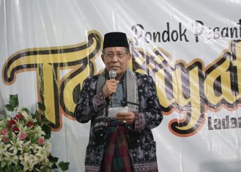 Wagub saat menghadiri Tahsyakuran Khotmil Qur’an Wal Kutub Ponpes Tarbiyatul Ummah, di Desa Ladang Panjang, Kabupaten Muaro Jambi, Sabtu (24/06/2023). [Foto: Dikominfo/Harun]