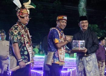 Pemberian Cindera mata oleh Kapolda Jambi kepada Kepala Suku Dayak di Pelataran GOS Kotabaru Jambi, Sabtu, (24/06/2023). [Foto: Humas Polda Jambi]