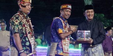 Pemberian Cindera mata oleh Kapolda Jambi kepada Kepala Suku Dayak di Pelataran GOS Kotabaru Jambi, Sabtu, (24/06/2023). [Foto: Humas Polda Jambi]