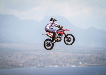 Crosser Delvintor Alfarizi (325), Nuzul Ramzidan (317) di Samota, Sumbawa, NTBpada Minggu, (25/06/2023). [Foto: AHM]