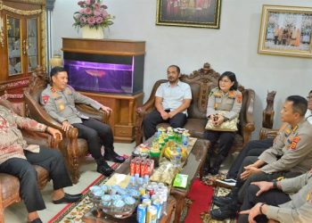 Kapolda Jambi, Irjen bersama PJU Polda Jambi Anjangsana ke Kediaman Irjen Pol. (Purn) Muchlis AS, Senin (26/06/203). [Foto: Humas Polda Jambi]