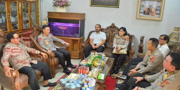 Kapolda Jambi, Irjen bersama PJU Polda Jambi Anjangsana ke Kediaman Irjen Pol. (Purn) Muchlis AS, Senin (26/06/203). [Foto: Humas Polda Jambi]