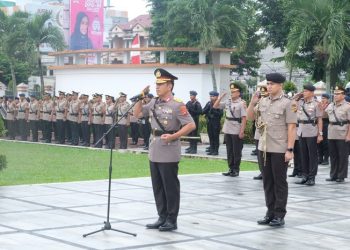 Kapolda saat Pimpin Upacara Pimpin Ziarah Rombongan dan Tabur Bunga di TMP di Taman Makam Pahlawan (TMP), TPU dan Sungai Batanghari, Selasa (27/06/2023). [Foto:. Humas Polda Jambi]