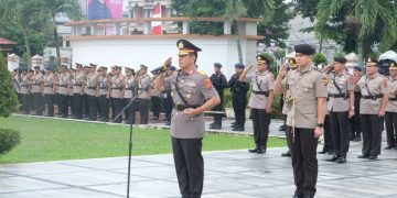 Kapolda saat Pimpin Upacara Pimpin Ziarah Rombongan dan Tabur Bunga di TMP di Taman Makam Pahlawan (TMP), TPU dan Sungai Batanghari, Selasa (27/06/2023). [Foto:. Humas Polda Jambi]