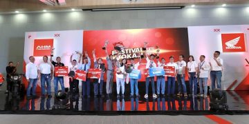 Para pemenang Festival Vokasi Satu Hati berfoto bersama jajaran manajemen PT Astra Honda Motor. [Dok. AHM]