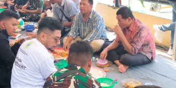 Sekretaris dan Anggota DPRD Kabupaten Tanjung Jabung Timur, Drs. Berilyan dan H. Syamsu, turut hadir dalam acara Festival Sumbun Kampung Laut tahun 2023 yang diadakan pada Minggu, (18/6/23). [Foto: Humas DPRD]