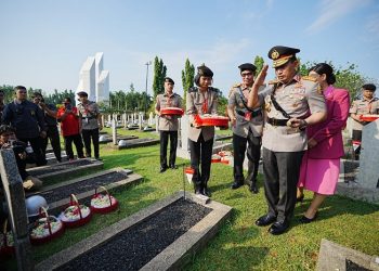 Kapolri dan Jajaran Ziarah ke TMP Kalibata, Jumat (30/06/2023). [Foto: Div Humas Polri]
