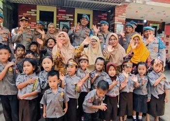 Bripka Heri Prasetyo bersama anak -anak TK di Bumi Damai Indonesia di Dusun Krambil, Gunungkidul. [Foto: Humas Polda DIY] 
