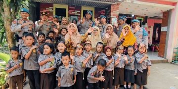Bripka Heri Prasetyo bersama anak -anak TK di Bumi Damai Indonesia di Dusun Krambil, Gunungkidul. [Foto: Humas Polda DIY] 