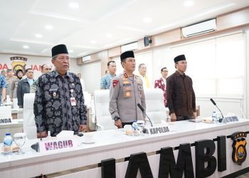 Kapolda Jambi Ikuti Doa Bersama Lintas Agama dalam Rangka Hari Bhayangkara ke-77 Via Zoom Meeting di Ruang Vicon Lt.2 Polda Jambi, Jumat (30/06/2023). [Foto: Humas Polda Jambi]