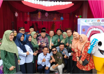 Foto bersama Al Haris usai membuka acara Karir Expo Poltekkes Jambi di kampus Poltekkes Jambi, Kamis (08/06/2023). [Foto: pariwarajambi.com/Riki]