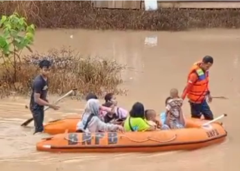 Tim BPBD mengevakuasi warga perumahan Khalana Sungai Piul, Selasa (18/7/2023). [Foto: pariwarajambi]