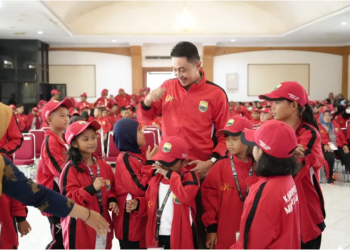 Kontingen Pekan Olahraga Provinsi (Porprov) ke- XXIII tahun 2023 saat dilepas oleh Pj Bupati, Bachyuni Deliansyah, di Aula Nang Inang Kantor Bupati Muaro Jambi pada Kamis, (06/0723). [Foto: Diskominfo Muaro Jambi]