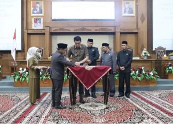 Penjabat Bupati Muaro Jambi, Bachyuni Delinasyah, didampingi Sekretaris Daerah (Sekda) Budhi Hartono, menghadiri acara rapat paripurna yang berlokasi di Ruang Sidang utama DPRD Kabupaten Muaro Jambi pada Senin, (03/07/2023). [Foto: Diskominfo Muaro Jambi]