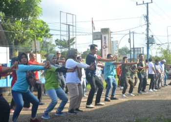 Penjabat (Pj) Bupati Muaro Jambi, Bachyuni Deliansyah, lakukan senam bersama OPD lingkup Pemerintahan Kabupaten Muaro Jambi yang di adakan oleh Pemerintah Kecamatan bertempat di Lapangan Kantor Camat Sekernan Sekernan pada Jumat, (7/07/2023). [Foto: Diskominfo Muaro Jambi]