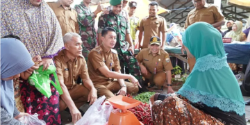 Pj Bupati Muaro Jambi, Bachyuni Deliansyah, melakukan inspeksi mendadak (sidak) ke Pasar Senin Desa Muhajirin, Kecamatan Jambi Luar Kota pada Senin, (17/4/2023). [Foto: Diskominfo Muaro Jambi]