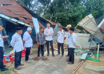 Penjabat Bupati Muaro Jambi, Bachyuni Deliansyah, melakukan kunjungan terhadap rumah salah seorang warga yang menjadi korban lakakalantas mobil batu bara kejadian tabrakan baru – baru ini, di jalan lintas Jambi-Muaro Bulian RT 03 Desa Simpang Sungai Duren, Kecamatan Jambi Luar Kota, Kabupaten Muaro jambi, Rabu (5/7/2023). [Foto: Diskominfo Muaro Jambi]