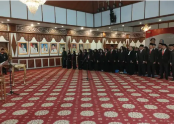 Gubernur Jambi Al Haris resmi melantik drg Iwan Hendrawan menjadi Direktur Rumah Sakit Jiwa Daerah (RSJD) Provinsi Jambi, Senin (32/07/2023). [Foto: pariwarajambi/Riky Serampas]
