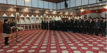 Gubernur Jambi Al Haris resmi melantik drg Iwan Hendrawan menjadi Direktur Rumah Sakit Jiwa Daerah (RSJD) Provinsi Jambi, Senin (32/07/2023). [Foto: pariwarajambi/Riky Serampas]