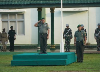 Upacara bendera mingguan di lapangan upacara Makorem, Danau Sipin Jambi, Senin (03/07/2023). [Foto: enrem 042/Gapu]