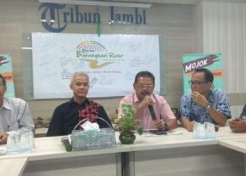 Ketua Kagama Jambi, Farti Suandri ketika bersama Ganjar Pranowo beberapa waktu lalu di Kantor Tribun Jambi. [Foto: Tribun Jambi]