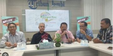 Ketua Kagama Jambi, Farti Suandri ketika bersama Ganjar Pranowo beberapa waktu lalu di Kantor Tribun Jambi. [Foto: Tribun Jambi]