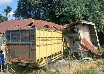 Kondisi rumah warga yang di tabrak mobil batu bara di Simpang Sungai Duren, Senin (3/7/2023). [Foto: Iwan. K]