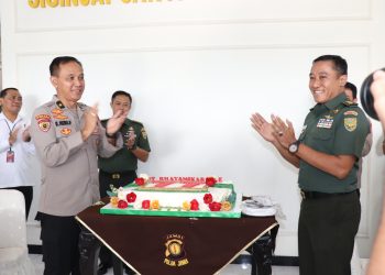 Kepala Staf Korem 042/Gapu, Kolonel Inf. Ali Aminudin mendatangi Mapolda Jambi pada, Senin (03/07/2023). [Foto: Humas Polda Jambi]