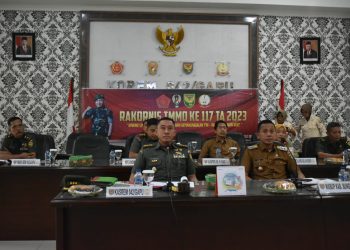 Kasrem, Kolonel Inf Ali Aminudin ikuti Rakornis TMMD Ke 177 secara virtual bertempat di Lt 2 Makorem Jambi, Selasa (4/7/2023). [Foto: Penrem 042/Gapu]