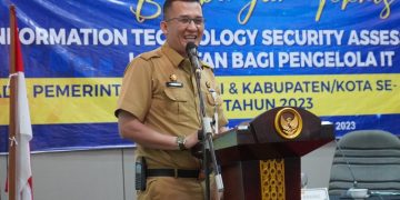 Kadis Kominfo, Ariansyah saat sampaikan sambutan pada Bimtek Information Technology Security Assesment Lanjutan Bagi Pengelola Urusan Persandian dan IT di Hotel Shang Ratu, Selasa (04/06/2023). [Foto: Diskominfo/Novriansah]