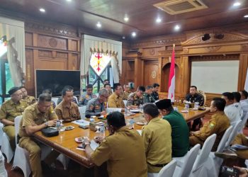 Gubernur Al Haris saat buka Rapat Persiapan Rakernas APDESI bertempat di Ruang Kerja Gubernur Kantor Gubernur Jambi, Selasa (04/07/2023).[Foto: Diskominfo/Harun]