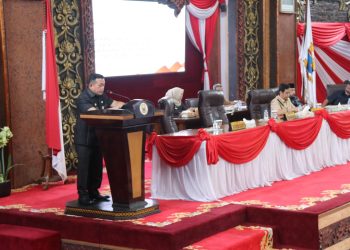Al Haris pada rancangan Perda APBD Provinsi Jambi tahun anggaran 2022 di Ruang Paripurna DPRD Provinsi Jambi, Selasa (04/07/2023). [Foto: Diskominfo/Agus Supriyanto]