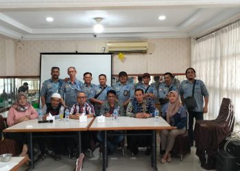 Foto bersama pada silaturahmi pengurus DPC PJS Kota Bukittinggi dengan Ketua Umum PJS Pusat, Mahmud Marhaba pada Sabtu, (08/07/2023). [Foto: PJS]