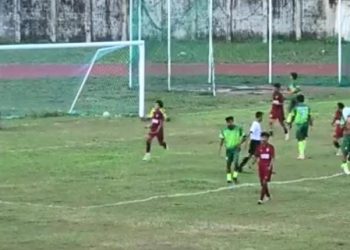 Perayaan gol pemain Batanghari, Phillipo Hijr setelah sukses mencetak goal lewat titik putih, Batanghari sukses kandaskan Sarolangun 3-0 di Stadion Tri Lomba Juang, Sabtu (8/7/2023). [Foto: Aurduri.com/Ega]