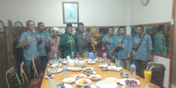 Ketua Umum DPP PJS didampingi Pengurus DPC PJS Bukittinggi saat berfoto bersama Wakil Walikota Bukittinggi, Sabtu (08/07/2023). [Foto: PJS]
