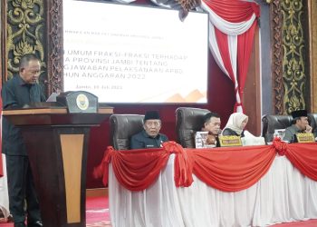 Gubernur dan Wagub Jambi saat menghadiri Rapat Paripurna DPRD tentang Pertanggungjawaban Pelaksanaan APBD Provinsi Jambi Tahun Anggaran 2022, bertempat di Ruang Sidang Utama Kantor DPRD Provinsi Jambi, Senin (10/07/2023). [Foto: Diskominfo/Harun]