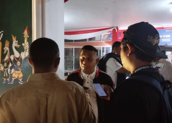 Ketum KONI Provinsi Jambi, Budi Setiawan saat diwawancarai oleh media di Stadion Tri Lomba Juang, Senin (10/7/2023). [Foto: Aurduri.com/Gea Erlanda]