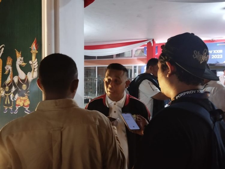 Ketum KONI Provinsi Jambi, Budi Setiawan saat diwawancarai oleh media di Stadion Tri Lomba Juang, Senin (10/7/2023). [Foto: Aurduri.com/Gea Erlanda]