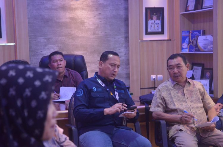 Kadis Kominfo Kota Jambi, Abu Bakar, SH bersama Ketua Komisi III DPRD Tanjab Barat, Hamdani SE konsultasi mengenai pelaksanaan pelayanan aduan masyarakat melalui aplikasi SP4N LAPOR di Kota Jambi, Jumat (14/07/2023). [Foto: BITNews.id/Latif]