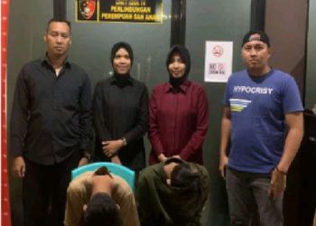 Dua pelaku TPPO MAF (18) dan MHH (19) setelah ditangkap polisi, Jumat (14/07/2023). [Foto:Humas Polda Jambi]