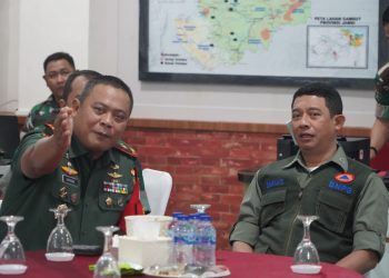 Danrem 042/Gapu Brigjen TNI Supriono, S.IP., M.M. bersama Kepala BNPB RI Letjen TNI Suharyanto, S.Sos., M.M. pada Rakor penanganan Karhutla di Auditorium Rumdis Gubernur Jambi, Selasa (18/7/23). [Foto: Penrem 042/Gapu]